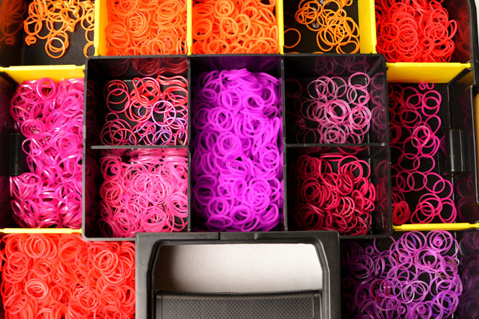 red rainbow loom bands