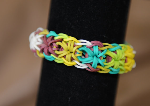 How to Make a Starburst Bracelet Using the Rainbow Loom