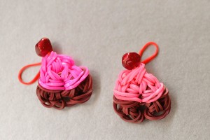 How to Make a Cupcake Charm - loomlove.com