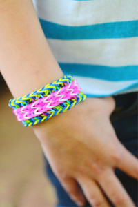 How to make a Super Stripe Fishtail on Your Rainbow Loom